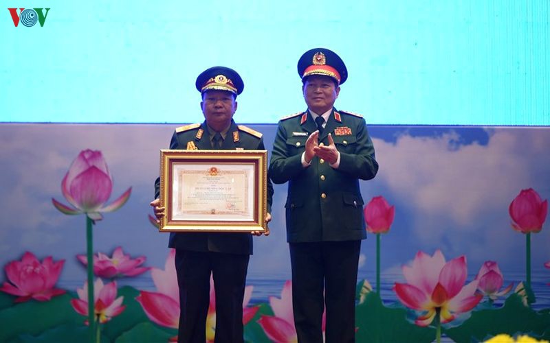 trao tang huan chuong nha nuoc cho lanh dao quan doi viet-lao hinh 1