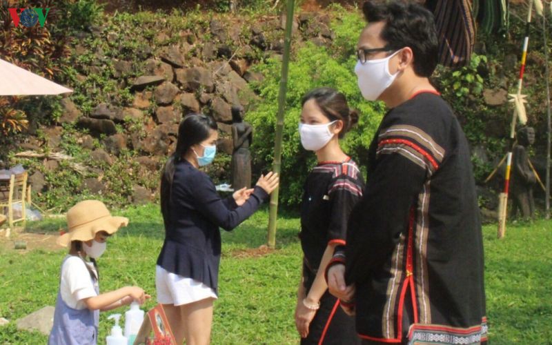nguoi dan dak lak chu dong deo khau trang ra duong phong covid-19 hinh 1
