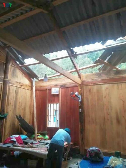 mua da, loc xoay tan pha hang chuc ngoi nha o huyen bien gioi nghe an hinh 1
