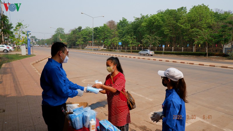 luu hoc sinh viet nam van o lai, gop suc giup lao chong dich covid-19 hinh 1