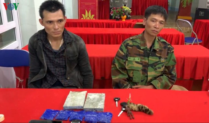 bat giu 2 doi tuong mua ban 2 banh heroin, 1.000 vien ma tuy hinh 1