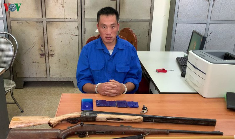 thanh nien thu hai khau sung di buon ma tuy hinh 1