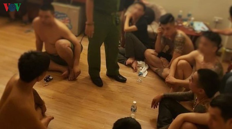 kiem tra khach san phat hien nhom thanh nien xam tro dang "phe" ma tuy hinh 1