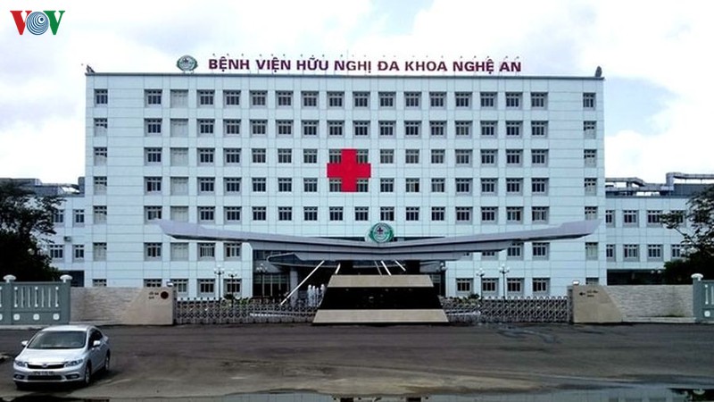 nu duoc ta tuon thuoc tu benh vien ra ngoai de ban hinh 1