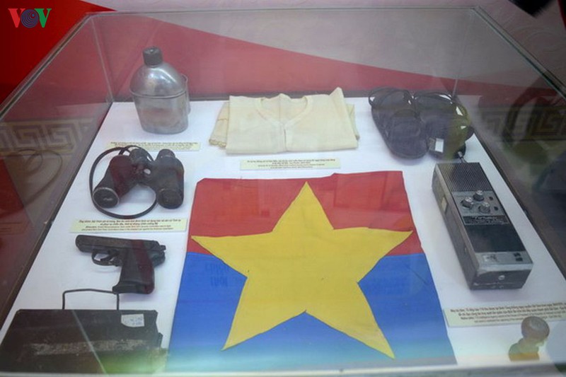 trien lam "75 nam cong an nhan dan-vi nuoc quen than, vi dan phuc vu" hinh 2