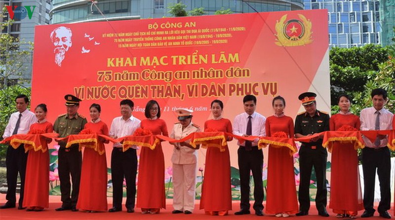 trien lam "75 nam cong an nhan dan-vi nuoc quen than, vi dan phuc vu" hinh 1