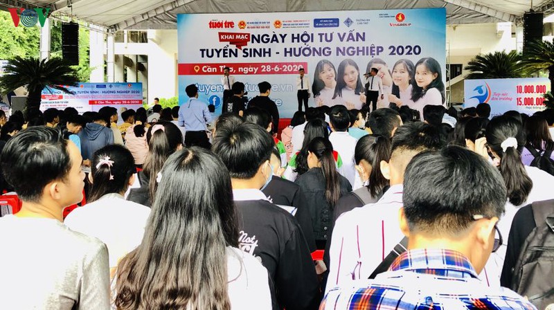 soi noi ngay hoi tu van tuyen sinh, dinh huong nghe nghiep nam 2020 hinh 1