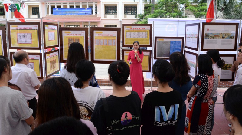 khai mac trien lam hoang sa, truong sa cua viet nam tai son la hinh 1