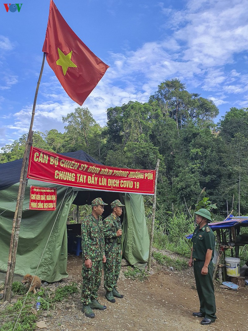 chong nhap canh trai phep, linh bien phong tiep tuc ngu rung, bam nui hinh 1