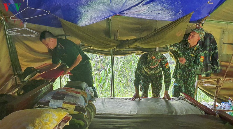 chong nhap canh trai phep, linh bien phong tiep tuc ngu rung, bam nui hinh 2