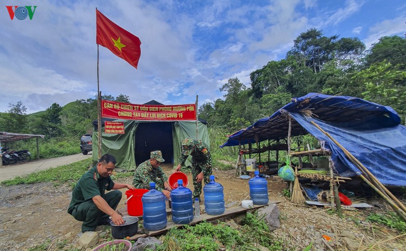 chong nhap canh trai phep, linh bien phong tiep tuc ngu rung, bam nui hinh 4