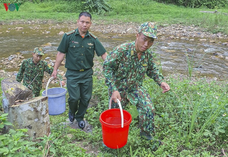 chong nhap canh trai phep, linh bien phong tiep tuc ngu rung, bam nui hinh 6