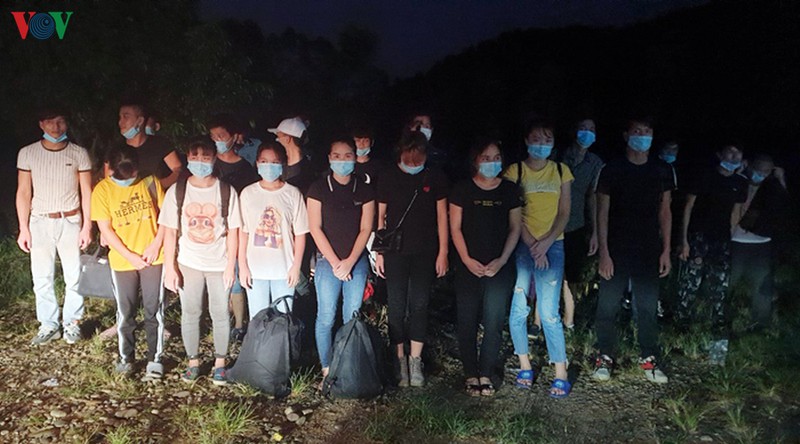 bat giu 45 doi tuong nhap canh trai phep, dua di cach ly hinh 1