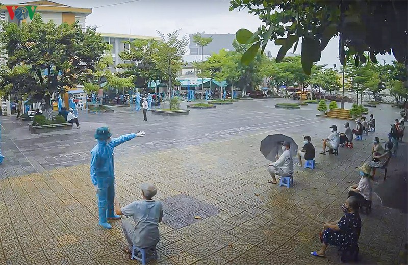 nguoi da nang trong khu phong toa nhan nai duoi mua cho xet nghiem covid-19 hinh 10