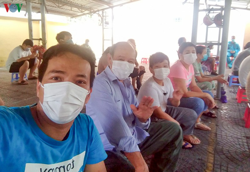 nguoi da nang trong khu phong toa nhan nai duoi mua cho xet nghiem covid-19 hinh 11