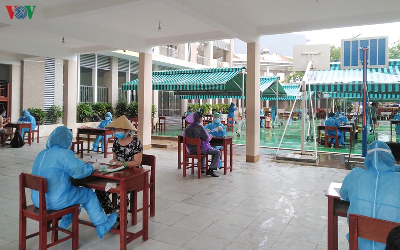 nguoi da nang trong khu phong toa nhan nai duoi mua cho xet nghiem covid-19 hinh 12