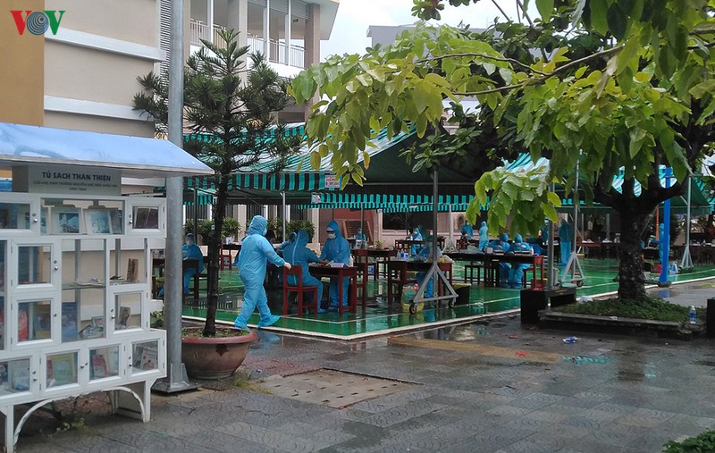 nguoi da nang trong khu phong toa nhan nai duoi mua cho xet nghiem covid-19 hinh 13