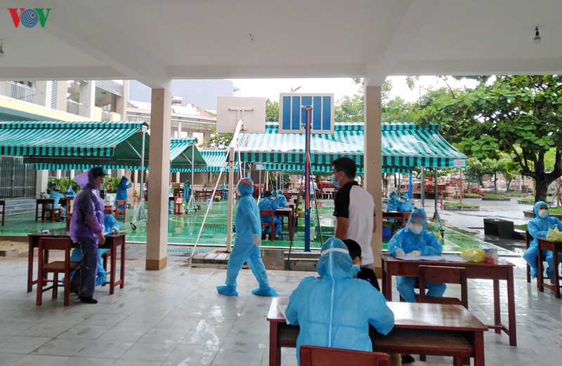nguoi da nang trong khu phong toa nhan nai duoi mua cho xet nghiem covid-19 hinh 14