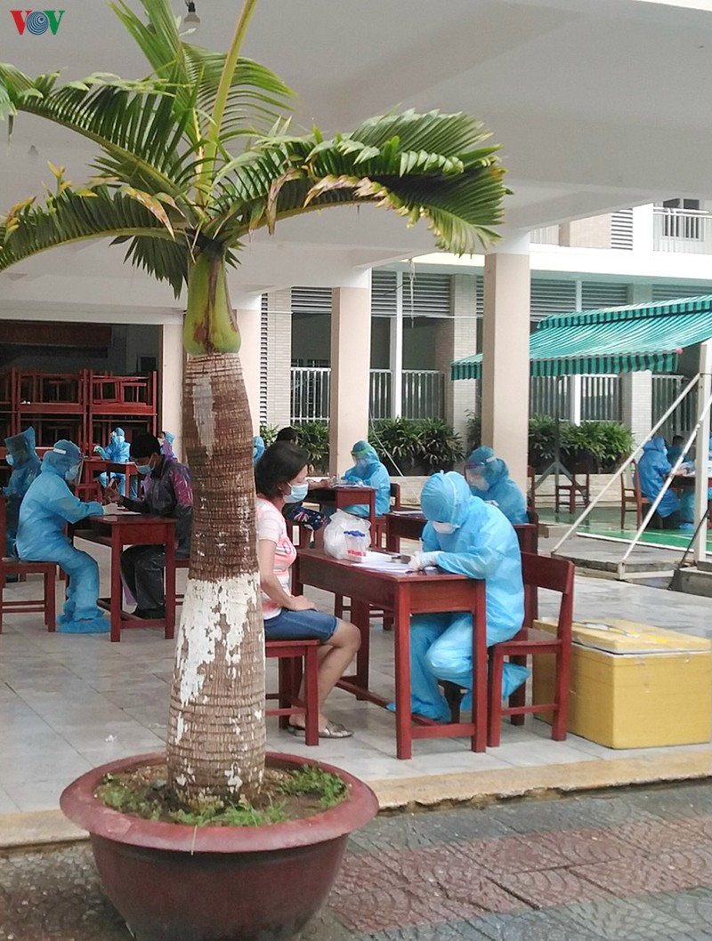 nguoi da nang trong khu phong toa nhan nai duoi mua cho xet nghiem covid-19 hinh 17