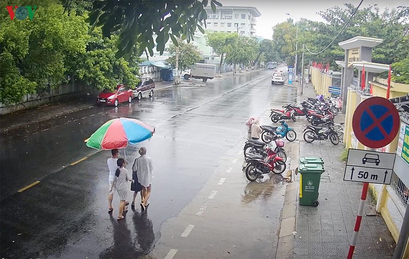 nguoi da nang trong khu phong toa nhan nai duoi mua cho xet nghiem covid-19 hinh 18