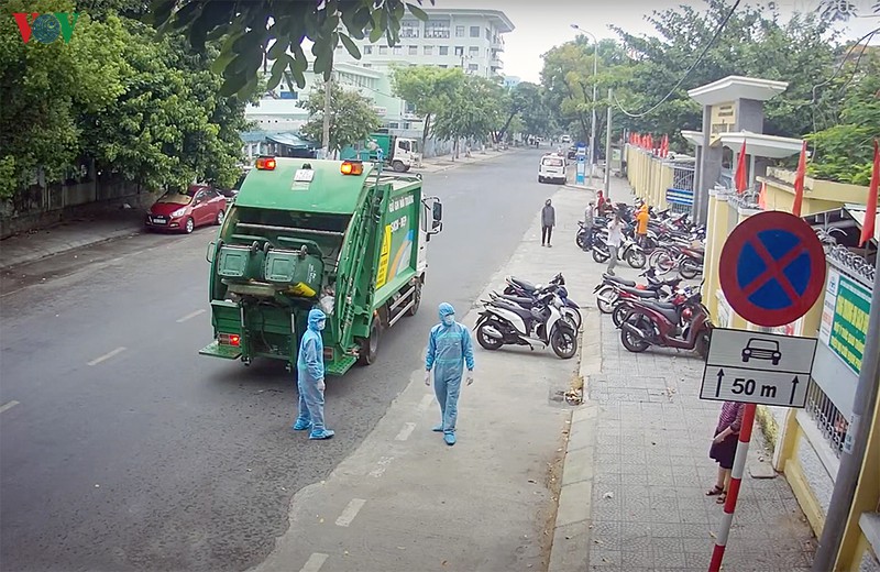 nguoi da nang trong khu phong toa nhan nai duoi mua cho xet nghiem covid-19 hinh 19