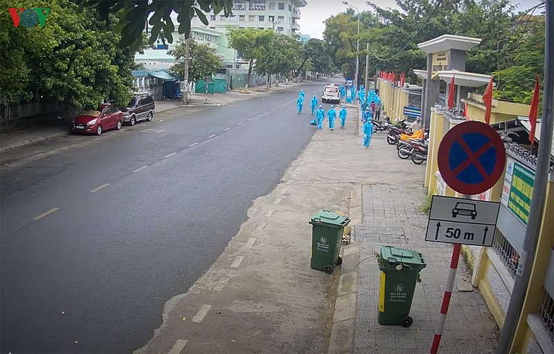 nguoi da nang trong khu phong toa nhan nai duoi mua cho xet nghiem covid-19 hinh 1
