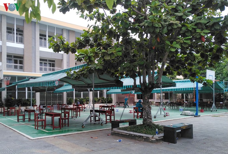 nguoi da nang trong khu phong toa nhan nai duoi mua cho xet nghiem covid-19 hinh 2