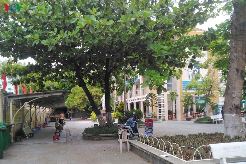 nguoi da nang trong khu phong toa nhan nai duoi mua cho xet nghiem covid-19 hinh 3