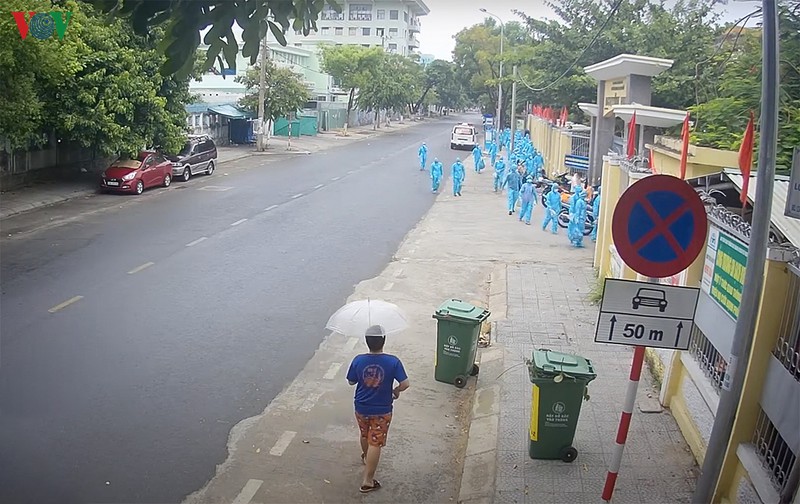 nguoi da nang trong khu phong toa nhan nai duoi mua cho xet nghiem covid-19 hinh 4