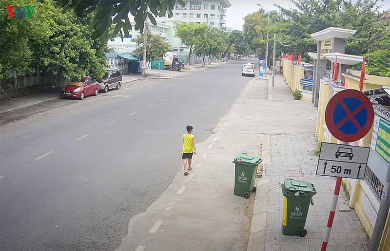 nguoi da nang trong khu phong toa nhan nai duoi mua cho xet nghiem covid-19 hinh 5