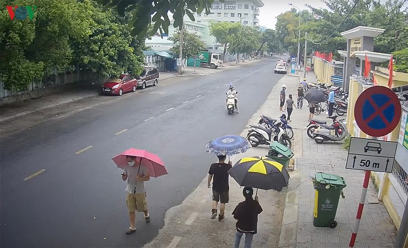 nguoi da nang trong khu phong toa nhan nai duoi mua cho xet nghiem covid-19 hinh 6