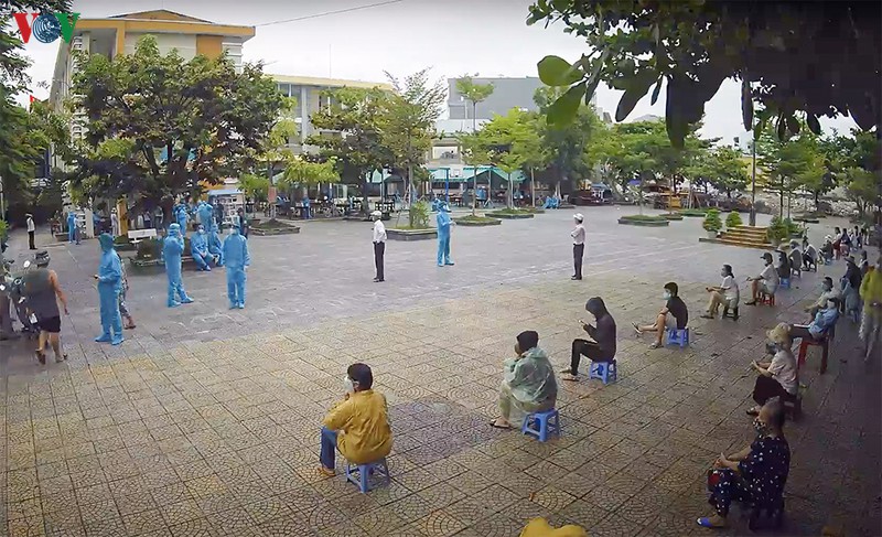 nguoi da nang trong khu phong toa nhan nai duoi mua cho xet nghiem covid-19 hinh 7
