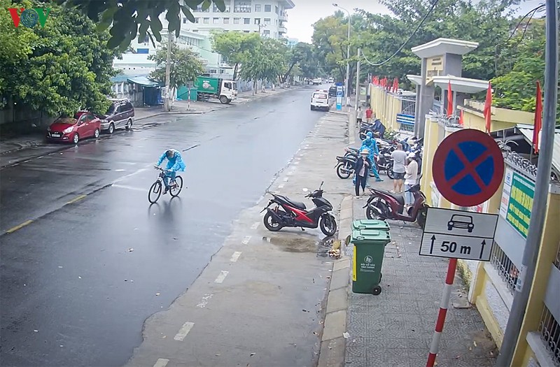 nguoi da nang trong khu phong toa nhan nai duoi mua cho xet nghiem covid-19 hinh 8