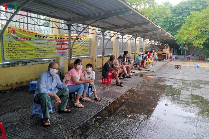 nguoi da nang trong khu phong toa nhan nai duoi mua cho xet nghiem covid-19 hinh 9