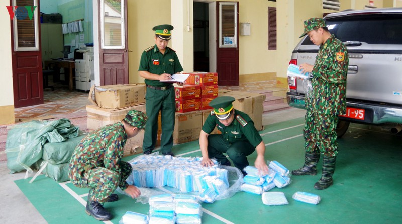vut lai 13.000 khau trang lau roi chay qua bien gioi khi bi phat hien hinh 1