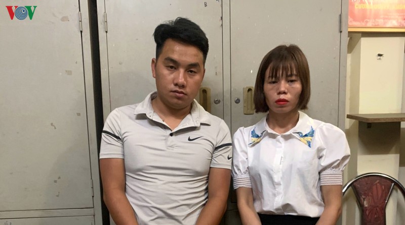 bat doi nam nu van chuyen thue 32 banh heroin hinh 1