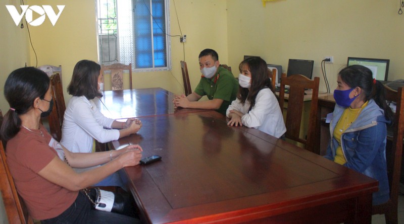 giai cuu 2 thieu nu bi nhot, danh dap bat phuc vu khach hat karaoke hinh 1