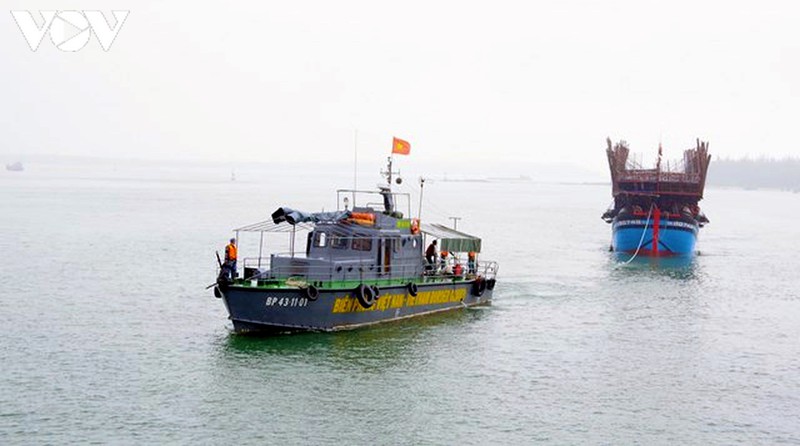 quang nam ung cuu mot tau cau muc hong may, tha troi tren bien hinh 1