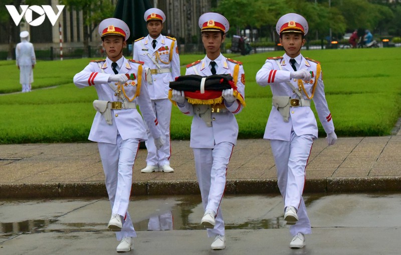 anh: nghi le treo co ru quoc tang nguyen tong bi thu le kha phieu tai ba dinh hinh 3