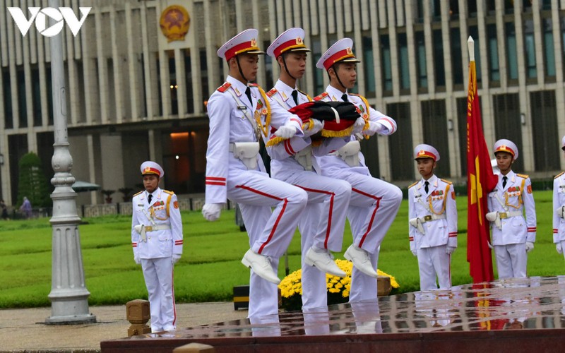 anh: nghi le treo co ru quoc tang nguyen tong bi thu le kha phieu tai ba dinh hinh 4