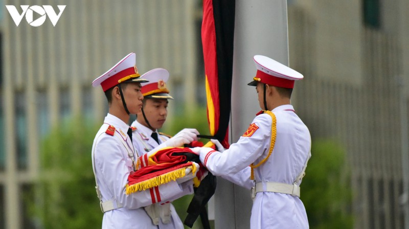 anh: nghi le treo co ru quoc tang nguyen tong bi thu le kha phieu tai ba dinh hinh 7