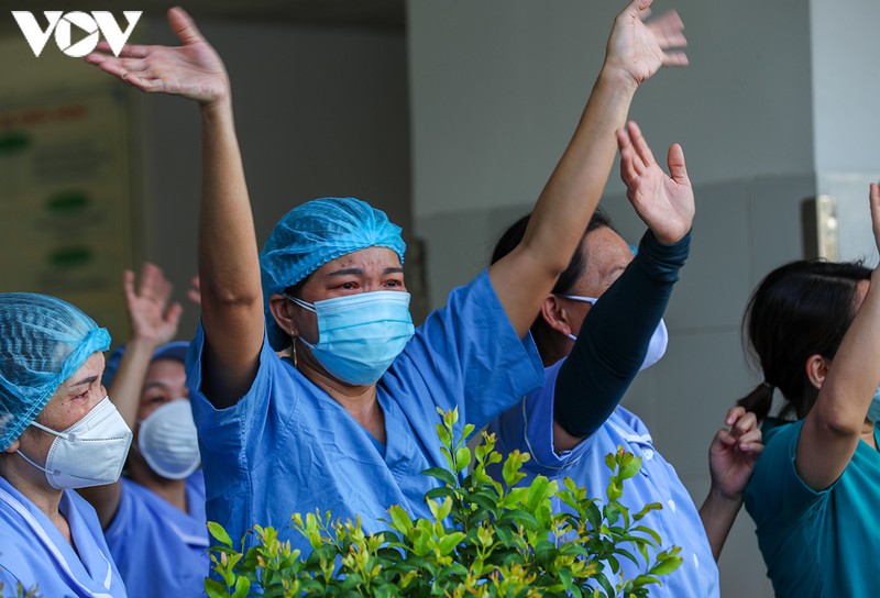 nuoc mat roi trong ngay benh vien da nang mo cua tro lai hinh 1
