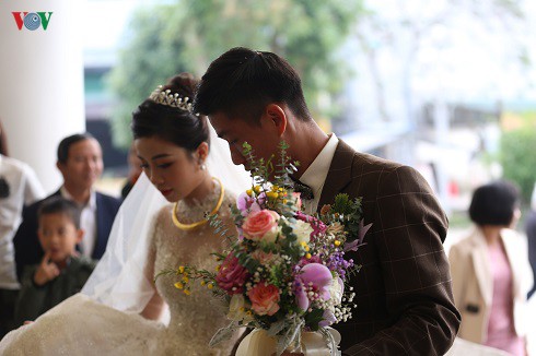 phan van duc rang ro trong ngay ket hon voi co dau xinh dep nhat linh hinh 1
