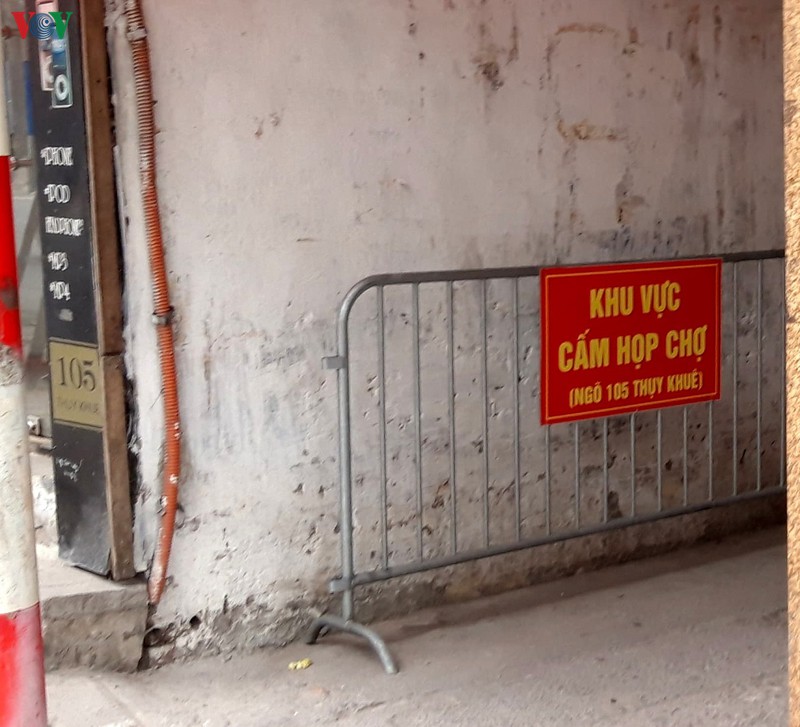 nguoi dan ha noi bat dau lo la ve khoang cach tiep xuc khi di cho  hinh 6