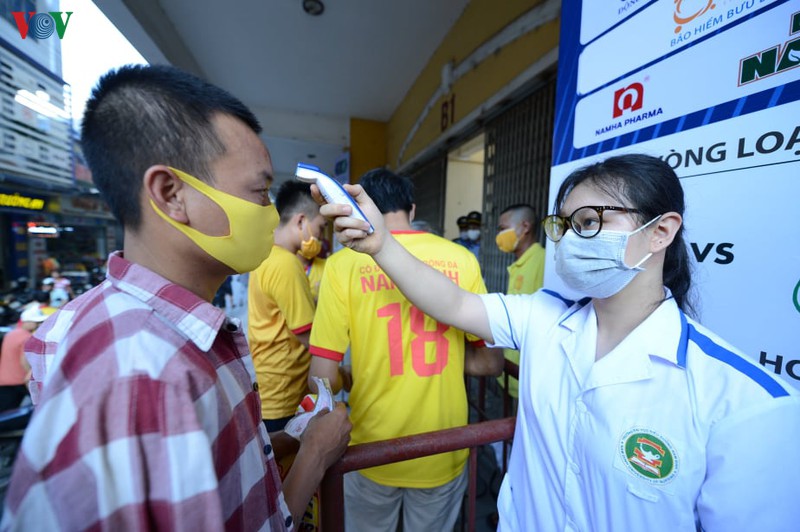 cdv deo khau trang, rua tay truoc khi vao san xem nam dinh dau hagl  hinh 2