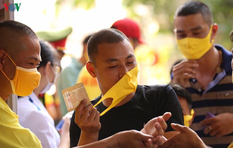 cdv deo khau trang, rua tay truoc khi vao san xem nam dinh dau hagl  hinh 3