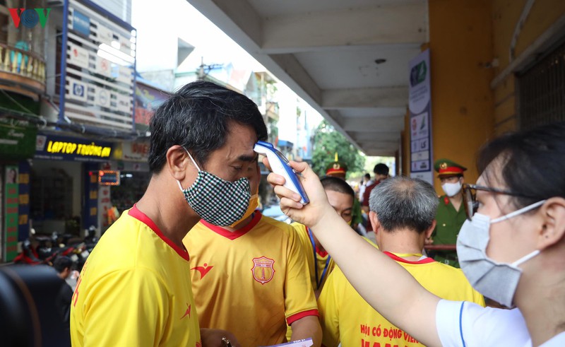 cdv deo khau trang, rua tay truoc khi vao san xem nam dinh dau hagl  hinh 4