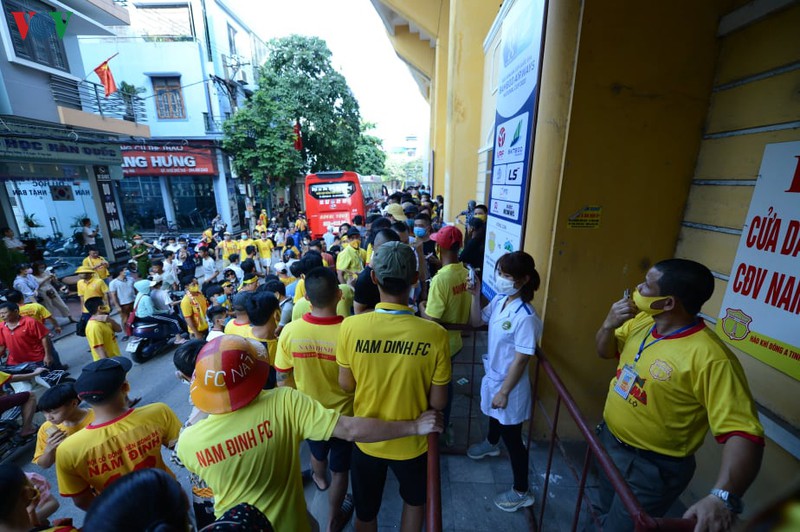 cdv deo khau trang, rua tay truoc khi vao san xem nam dinh dau hagl  hinh 7