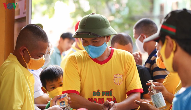 cdv deo khau trang, rua tay truoc khi vao san xem nam dinh dau hagl  hinh 3