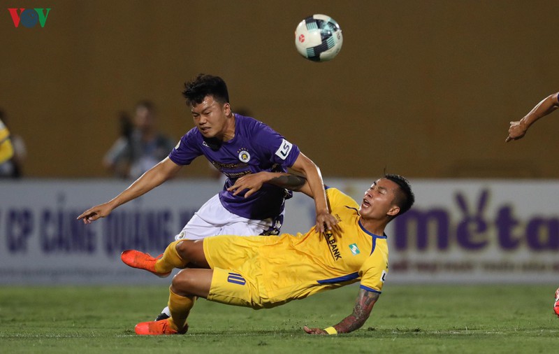 toan canh ha noi fc 0-1 slna: bat luc nhin doi thu len dau bang hinh 4